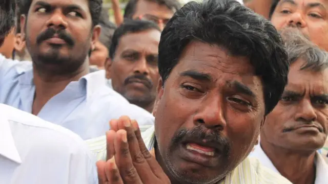 கருணாநிதி உடலுக்கு முதலமைச்சர் எடப்பாடி பழனிசாமி அஞ்சலி