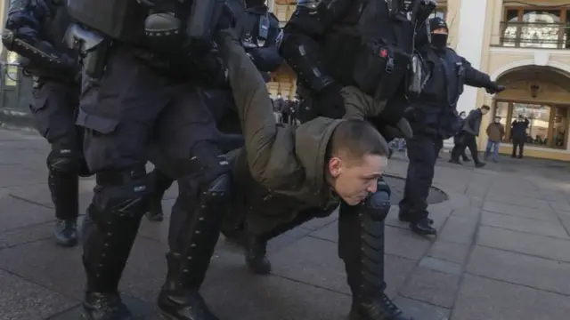 ロシアの60以上の都市で反戦デモ、当局は4千人超を拘束