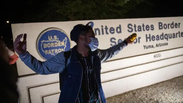 Un migrante venezolano celebra después de llegar a un centro de detención de la Patrulla Fronteriza de EE.UU.