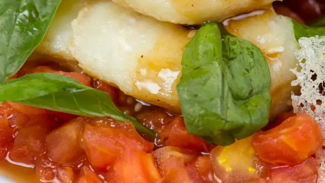 Рыба с помидорами и базиликом.