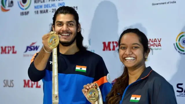 ઇલાવેનિલ વલારિવન સાથે ભારતીય શૂટર દિવ્યાંશ પંવાર