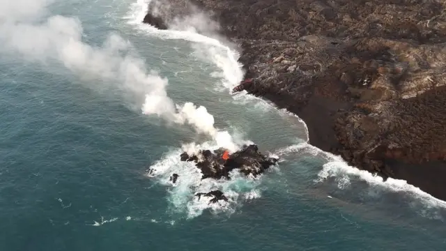 pequena ilha formada por lava, no Havaí