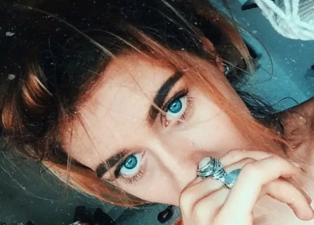 குட்டைப் பாவாடைக்கு கீழிருந்து எடுக்கப்பட்ட புகைப்படம்