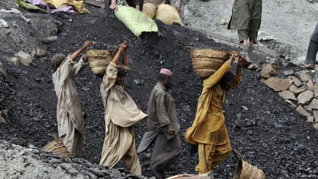 पाकिस्तान में कोयला खदान में काम करते मज़दूरों की फाइल फोटो
