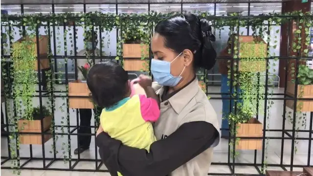 আর্মড পুলিশের এক সদস্যের কোলে উদ্ধার করা শিশুটি