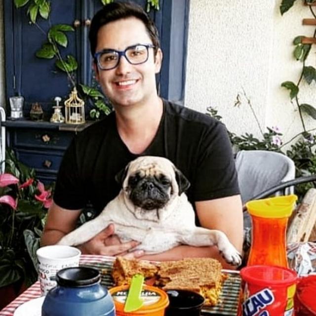 Rodrigo Mansil com seu cachorrojogar no cassinoestimação