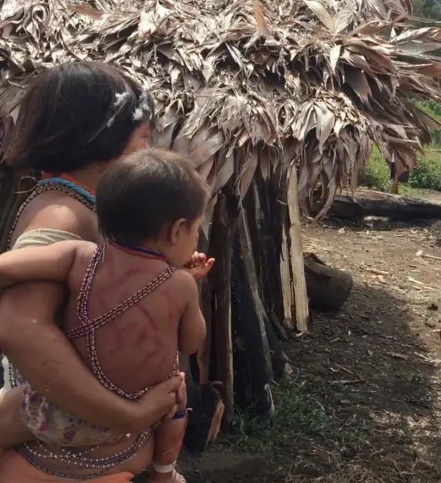 Mãe indígena com o filho