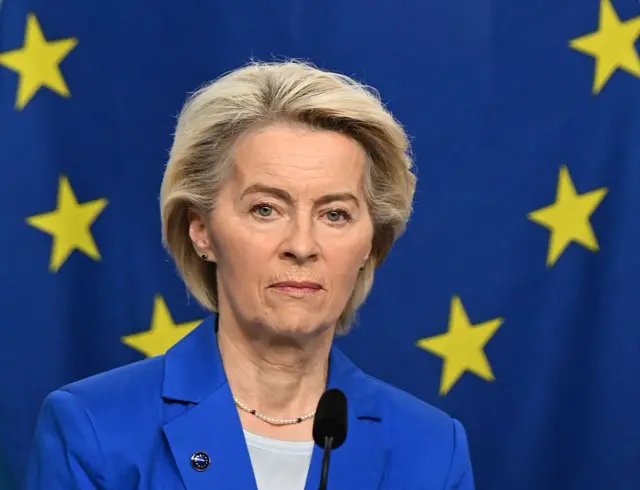 A presidente da Comissão Europeia, Ursula von der Leyen, fala em entrevista coletiva.