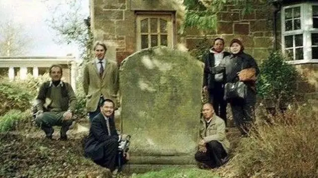 Pribadi Sutiono (duduk kiri di depan batu), kini Duta Besar RI untuk Slovakia, saat mengunjungi lokasi Batu Minto pada 2006.