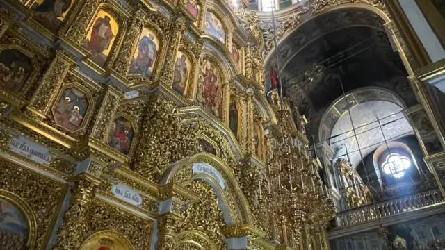 Врятований під час російського обстрілу іконостас Успенського собору на території Києво-Печерської лаври