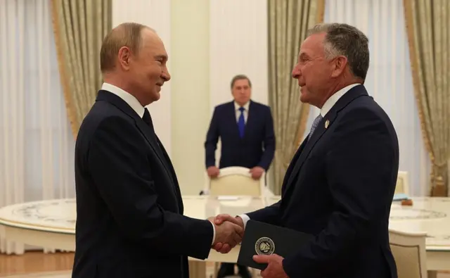 Vladimir Putin ve Steve Witkoff Kremlin'de tokalaşırken