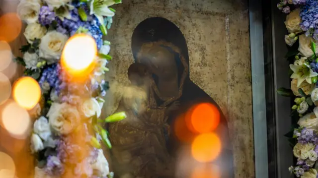 Средневековая икона в окружении гирлянды из цветов