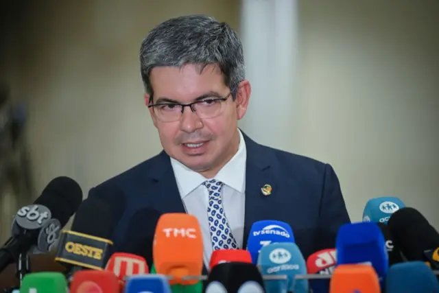 Randolfe Rodrigues durante coletiva de imprensa