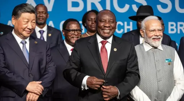 le président sud-africain Cyril Ramaphosa, avec le président chinois Xi Jinping et premier ministre indien Narendra Modi