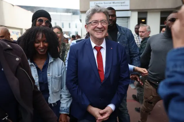 Người sáng lập đảng cánh tả Nước Pháp Bất khuất (LFI) Jean-Luc Melenchon gặp gỡ người dân địa phương ngày 5/7/2024