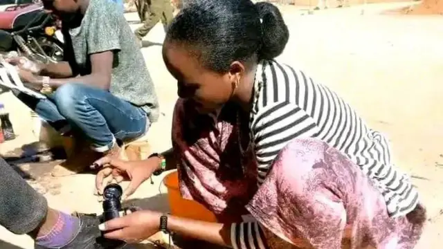 ደንሳ ጫማ ስትጠርግ