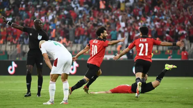 محمد صلاح يحتفل بهدف صعود مصر إلى نهائيات كأس العالم 2018