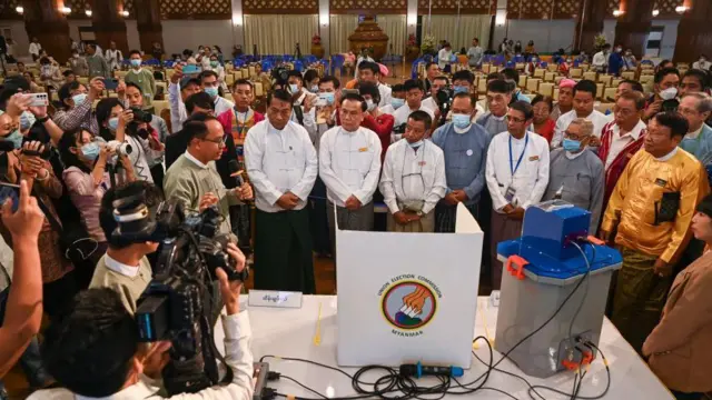 စစ်ကောင်စီ ရွေးကောက်ပွဲကော်မရှင်က အီလီထရောနစ် မဲရေတွက်စက်ကို ပြသနေပုံ