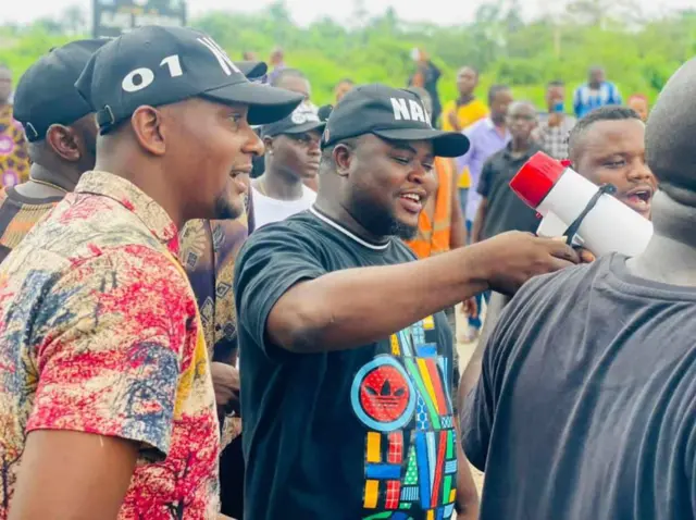 Angry students dey protest