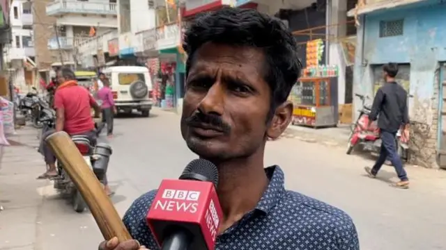 अमनौर के प्रेम कुमार लाठी के सहारे चलते हैं, उनका दावा है कि रूडी इलाक़े के मरीज़ों की मदद करते हैं.