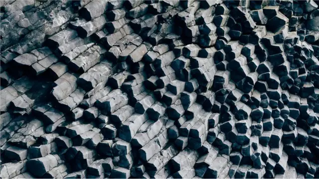 પ્રાચીન સમુદ્રી બેસાલ્ટ ખડક અને સમુદ્રના તળમાંના કાંપના મિશ્રણમાંથી બનેલા છે 