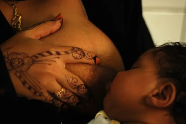 Femme djiboutienne allaitant son enfant.