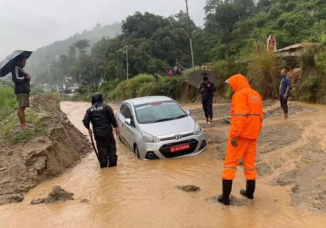 पहिरोले पुरेको बीपी राजमार्ग