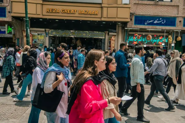 Tahran'da, ülkenin sıkı giyim kurallarına meydan okuyarak başörtüsü takmayan kadınlar görülüyor. 