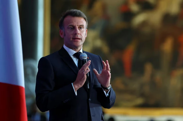 Ông Macron được cho là tới Việt Nam để "kết thân"