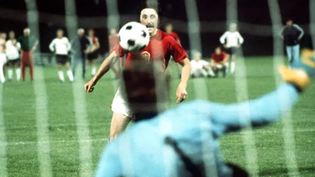 Antonin Panenka voit son penalty effleuré battre Sepp Maier qui plonge.