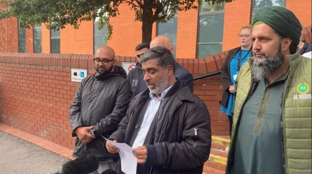 مقتول کے گھر والے میڈیا کو بیان دے رہے ہیں