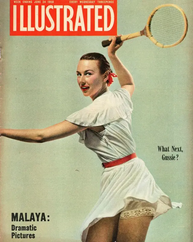 Portada de la revista Sports Illustrated con Gussie en posición de juego, con el pelo atado con una cinta roja, vestido blanco con cinta roja en la cintura, y la falda en movimiento, dejando ver un poco del encaje de sus bragas.