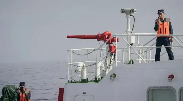 चीनी कोस्ट गार्ड बीबीसी क्रू का वीडियो बनाते हुए