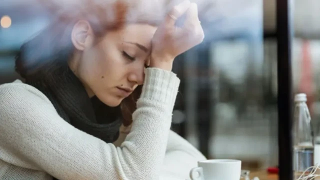 Mace ta dafe kanta da kofi a gabanta