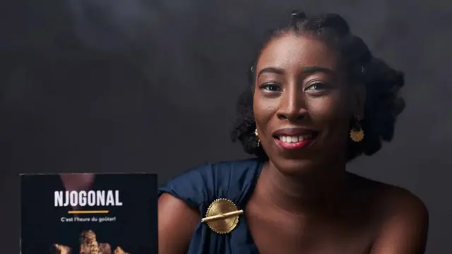 Ndagou tenant son livre entre les mains