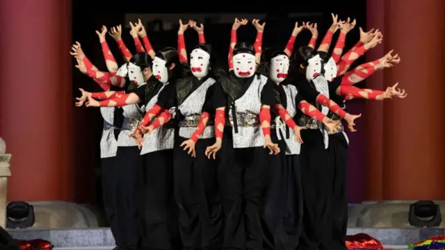 Seul'deki Di Bosingak pavyonunda sanatçılar, Yeni Yıl geri sayımı sırasında performans sergiliyor.