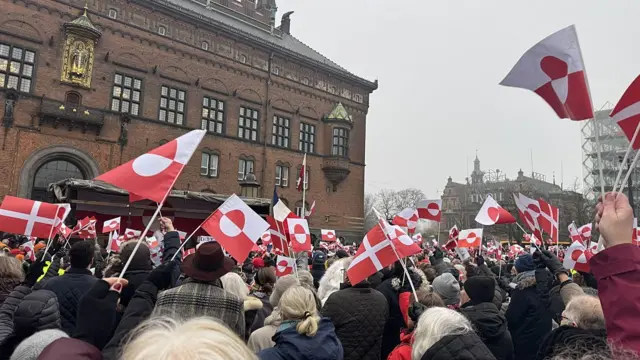 En Copenhagen también hubo una manifestación este sábado contra los planes de Trump.
