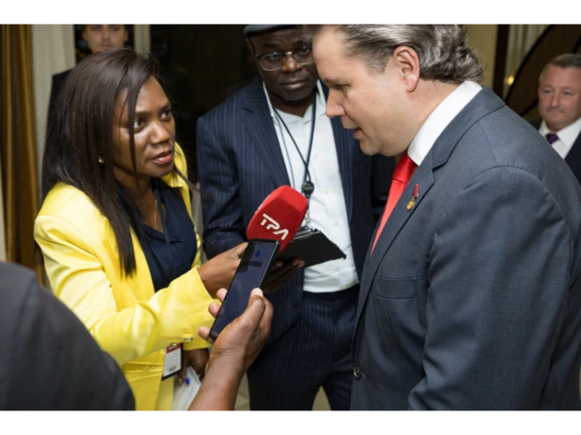 Российский дипломат дает интервью африканской журналистке