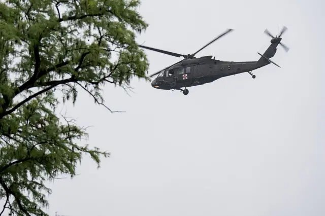 Helicóptero realiza operações de resgate ao longo do Rio Guadalupe, Texas