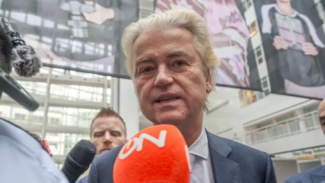 تصویر خیرت ویلدرس، نماینده مجلس هلند در حال گفتوگو با یک رسانه