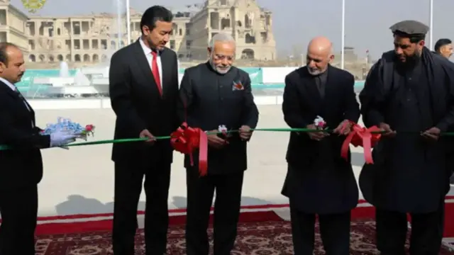 عکسی از افتتاح پارلمان افغانستان که در آن نارندرا مودی، نخست وزیر هند و اشرف غنی رئیس جمهور وقت در حال قطع نوار هستند. دو طرف آنها رئیسان دو مجلس ولسی جرگه و مشرانو جرگه وقت نیز دیده میشوند