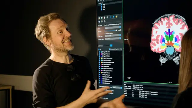 'माइंडफुलनेसमुळे मेंदूमध्ये सुयोग्य बदल घडवता येतात', असं क्लिनिकल सायकॉलॉजीचे प्राध्यापक थॉ्र्स्टन बार्नहोफर सांगतात.
