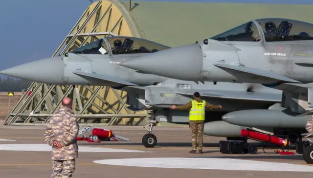 Jet tempur Eurofighter Typhoon milik Angkatan Udara Kerajaan Inggris (RAF) mendarat di Pangkalan Udara Murted di Ankara pada 18 Desember 2024 untuk diperiksa oleh para pejabat Turki.