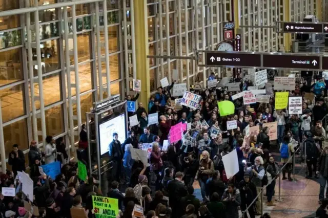 ২০১৭ সালে যুক্তরাষ্ট্রে ভ্রমণ নিষেধাজ্ঞার ঘোষণা আসার পর বিশৃঙ্খলা দেখা দিয়েছিল, ২০১৭ সালের ছবি