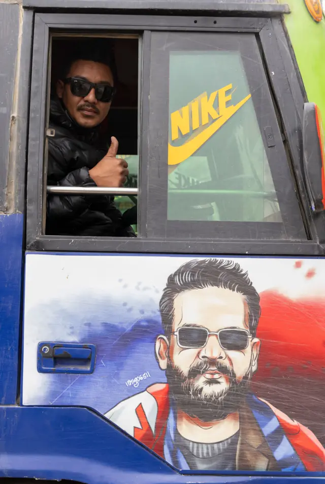 बालेन शाहको स्टिकर भएको बस र त्यसका ड्राइभर