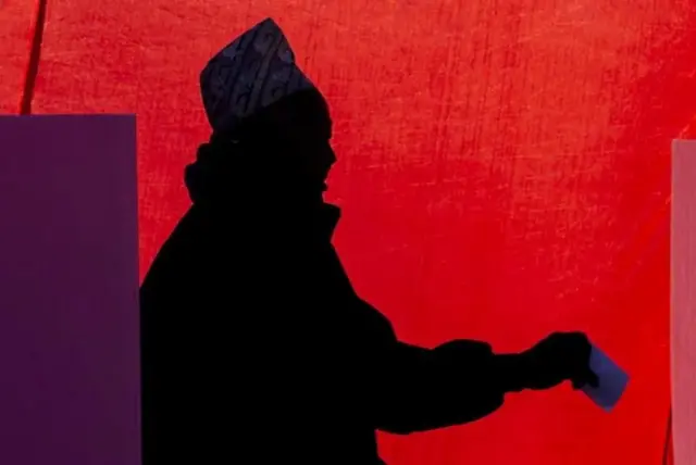 मतदान गर्दै गरेको प्रतिनिधि तस्बिर