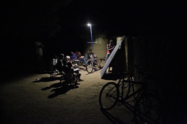 Des élèves assistent aux cours du soir grâce à un lampadaire solaire mobile