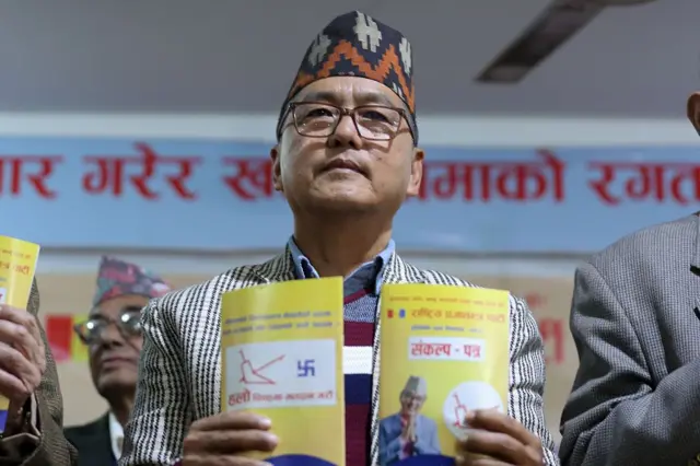 राप्रपाका अध्यक्ष राजेन्द्र लिङ्देन पार्टीको सङ्कल्पपत्र सार्वजनिक गर्दै