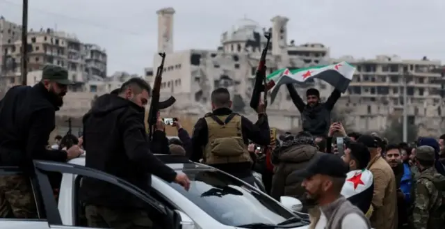 SDG güçlerinin çekilmesi sonrası Halep'te silahlarıyla sevinç gösterileri yapan Suriye askerleri