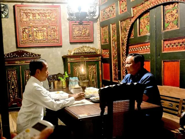 Prabowo Subianto dan Joko Widodo makan malam di Solo, Jawa Tengah, Minggu (03/11/2024). 